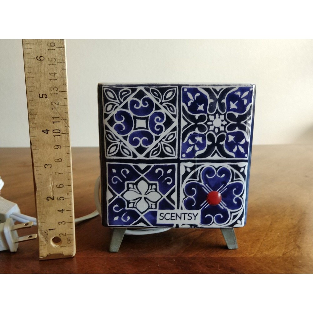 Scentsy Warmer INDIGO TILE Retired Blue Spanish-style Beach Farmhouse Delft 2018